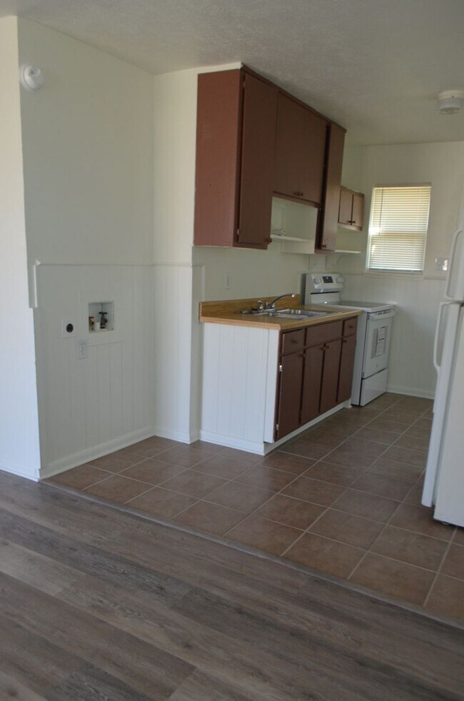 Building Photo - 705 W Avenue B
