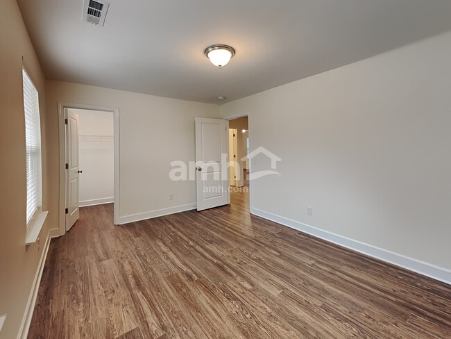 Building Photo - 3024 Esquire Dr