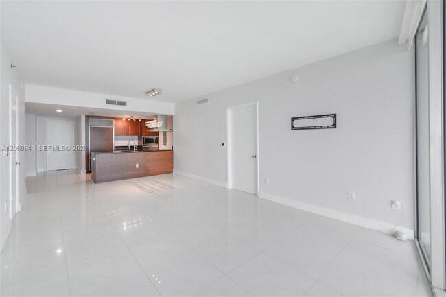 Building Photo - 495 Brickell Ave