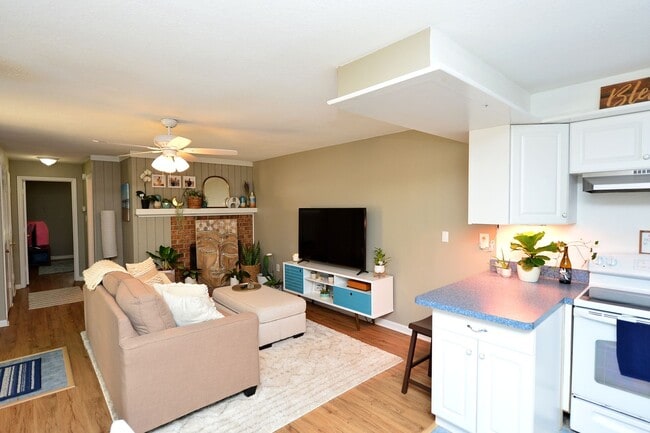 Building Photo - Just Blocks from Beach!