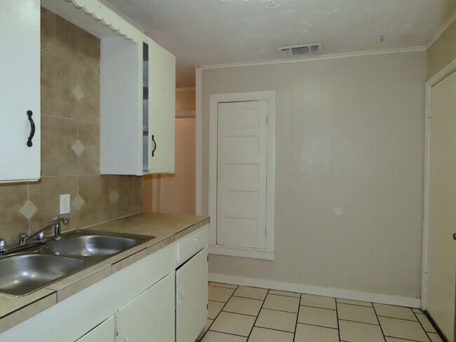 Building Photo - Cozy Two Bedroom One Bathroom Apartment, Texas College Area!