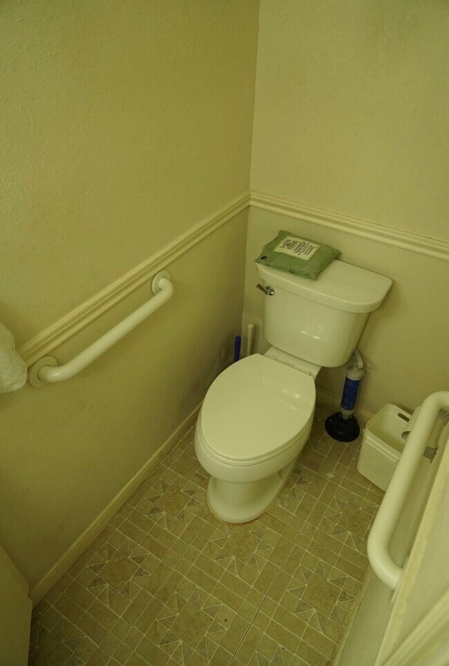 Building Photo - 7575 Cambridge St