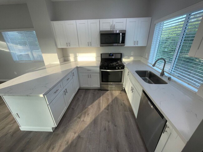 Building Photo - 4BD/2BA with great Yard! (Lease out, pendi...