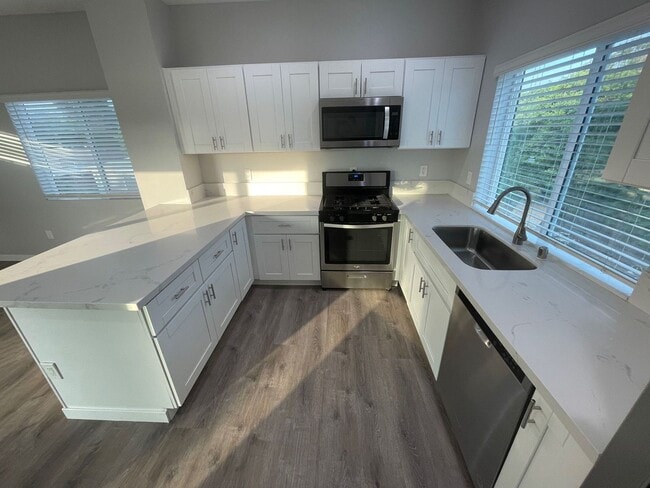 Building Photo - 4BD/2BA with great Yard!