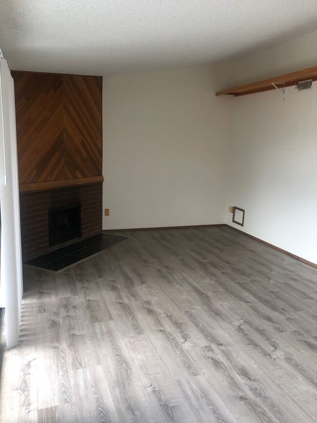 Building Photo - 2 Bed/1 Bath, 1000 SqFt, Utilities Pd, Fireplace, Vaulted Ceilings, More!