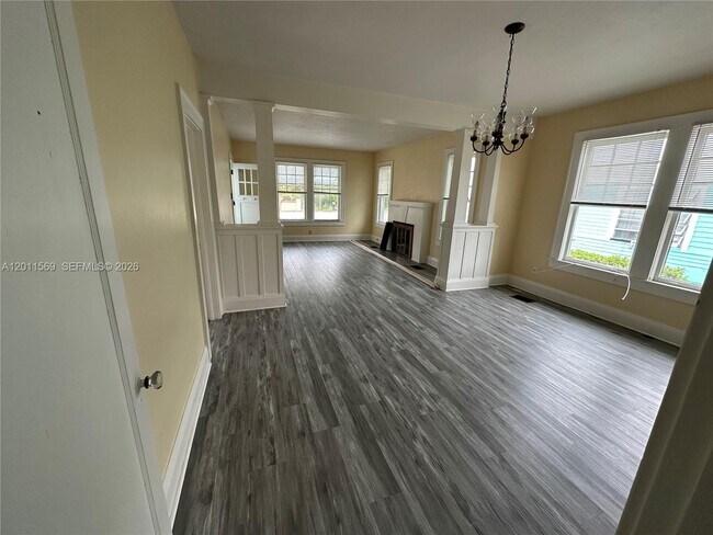 Building Photo - 1870 Lakeview Dr