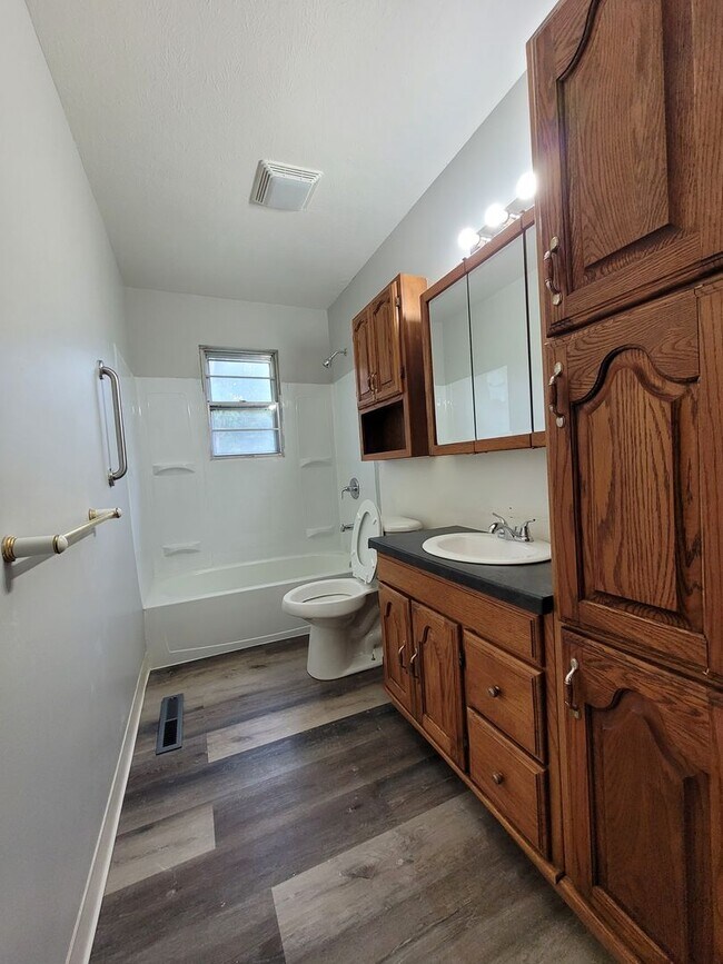 Building Photo - Move In Special! 4 Bedroom 1.5 Bath house!