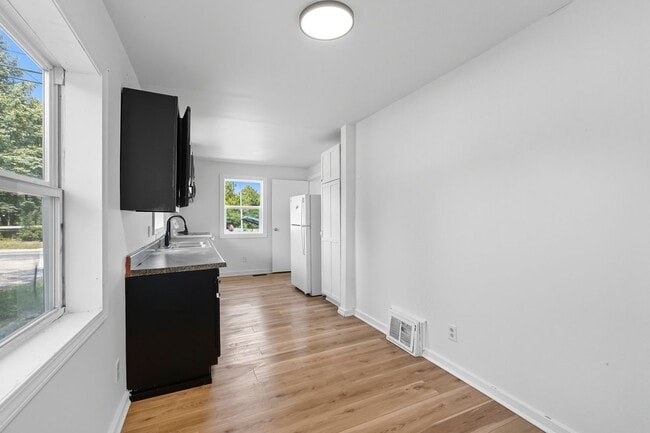 Building Photo - NEW LISTING! 2 BEDROOM HOME