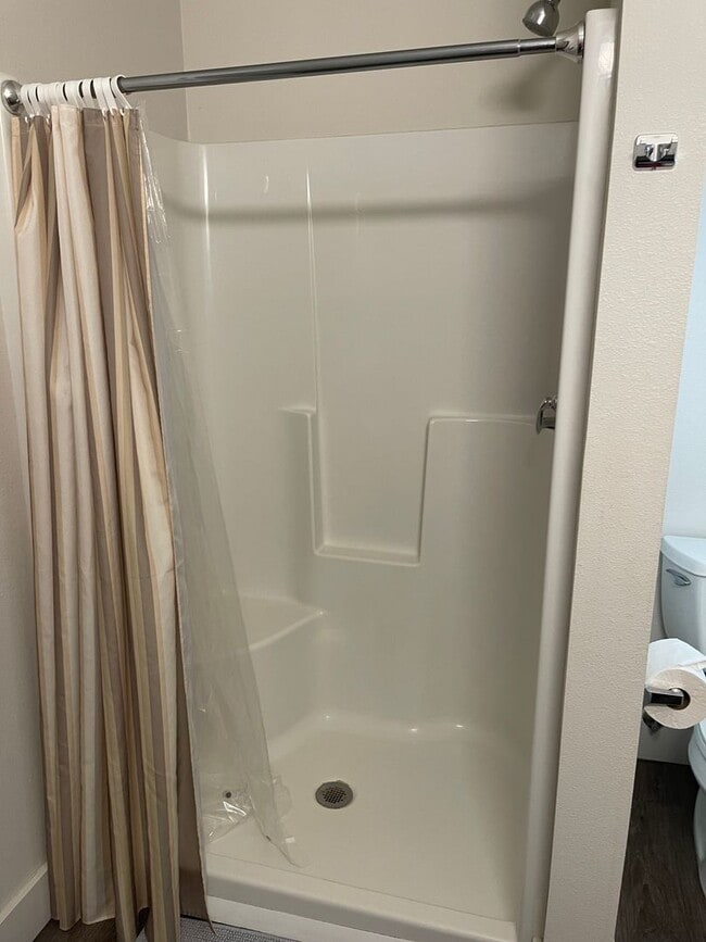 Building Photo - FURNISHED 1 BEDROOM 1 BATH APARTMENT  - BREMERTON