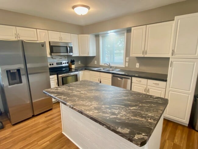 Primary Photo - 401 E Peter Ln