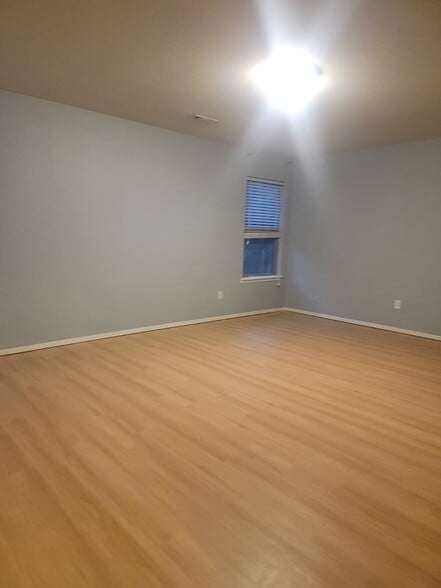 Building Photo - 904 SW Green World St