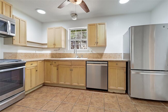 Building Photo - 1706 Maple Ave