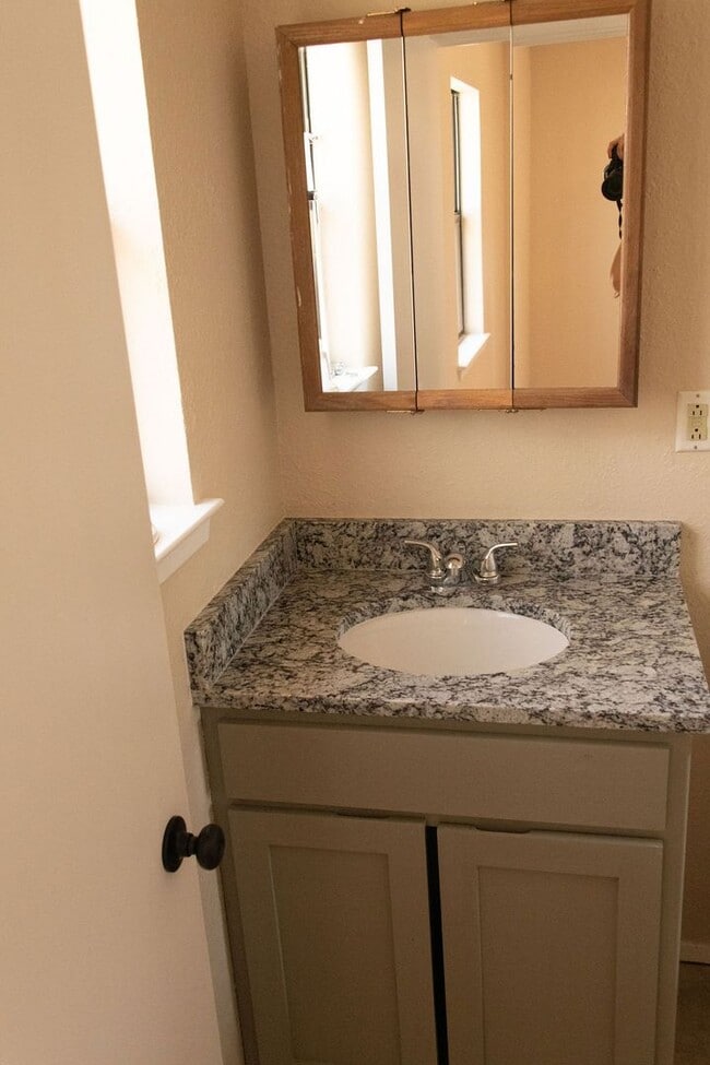 Building Photo - Newly Remodeled 3/2/1 on Wooded Lot