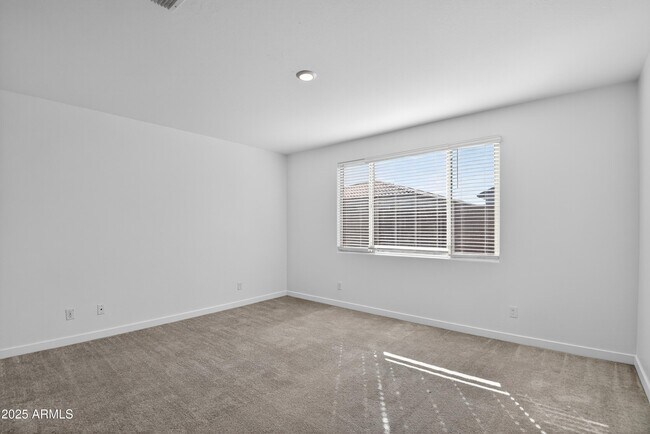 Building Photo - 2555 W Sunland Ave