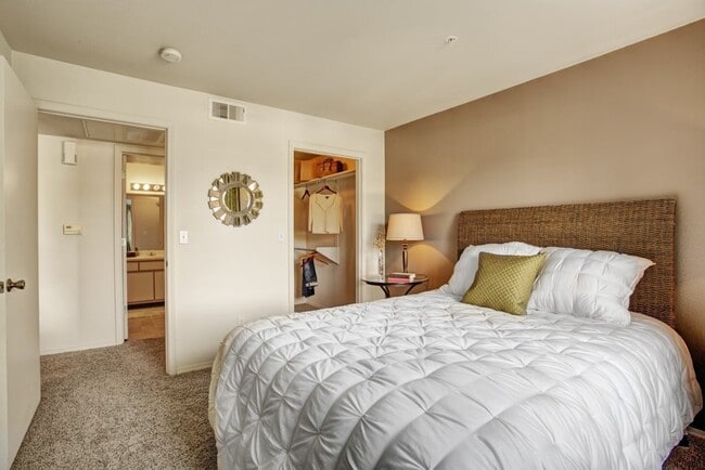 Building Photo - Legends at River Oaks