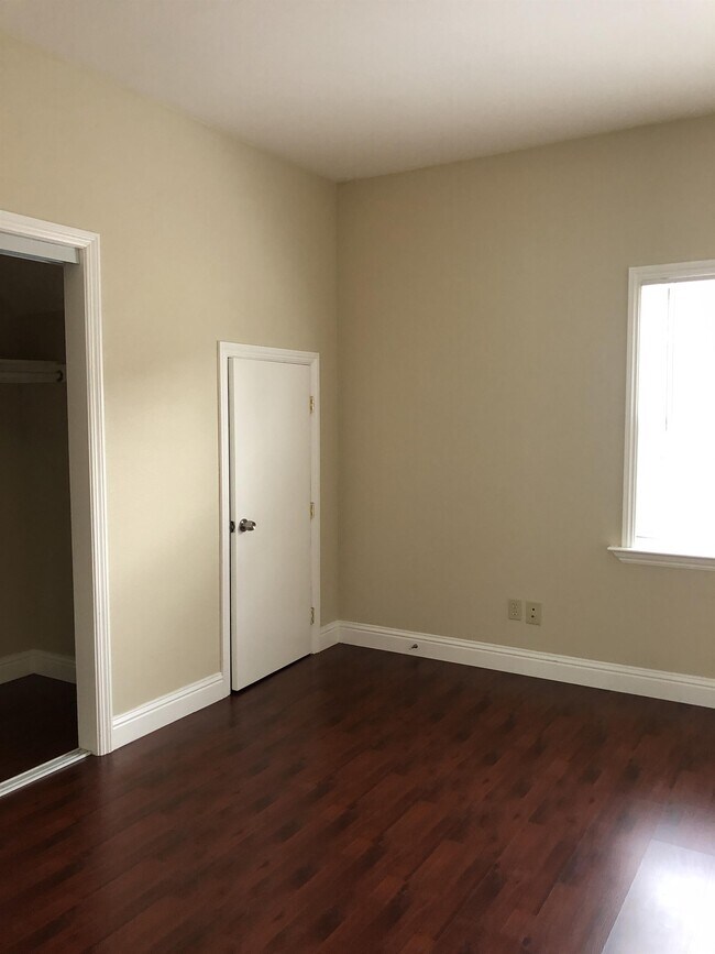 Building Photo - 873 Apgar St