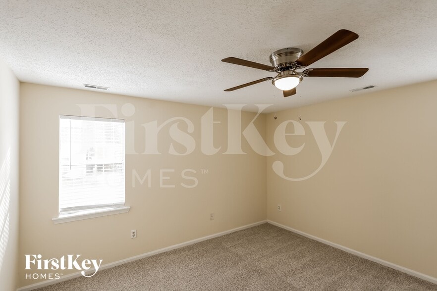 Building Photo - 102 Carriage Dr