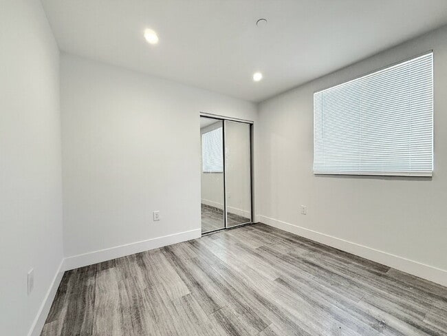 Building Photo - 827 E 74th St