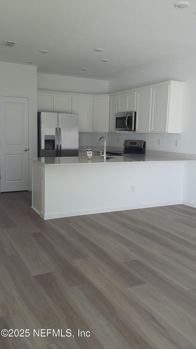 Building Photo - 559 Holly Lks Dr