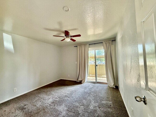 Building Photo - great condo in roseville available now