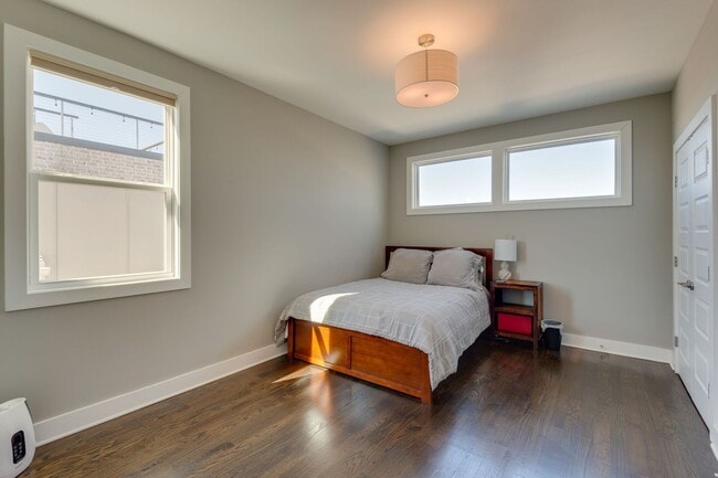 Building Photo - 4 Bedroom/3.5 Bath home overlooking the ci...