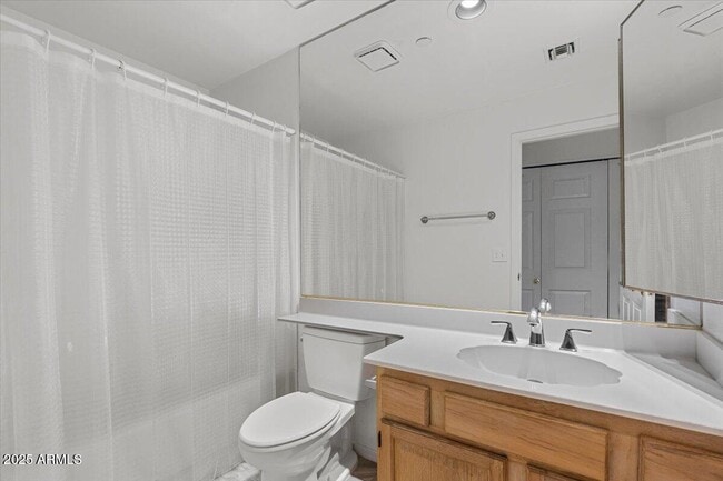 Building Photo - 5200 S Lakeshore Dr