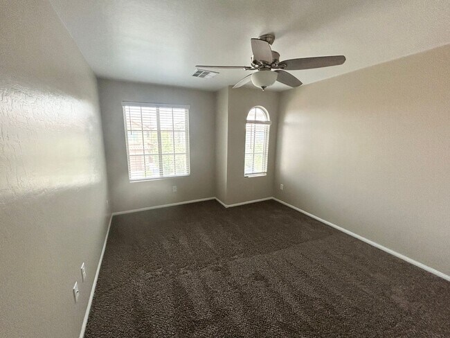 Building Photo - 3/BD 2.5/BA Bright & Stylish Mountain’s Ed...