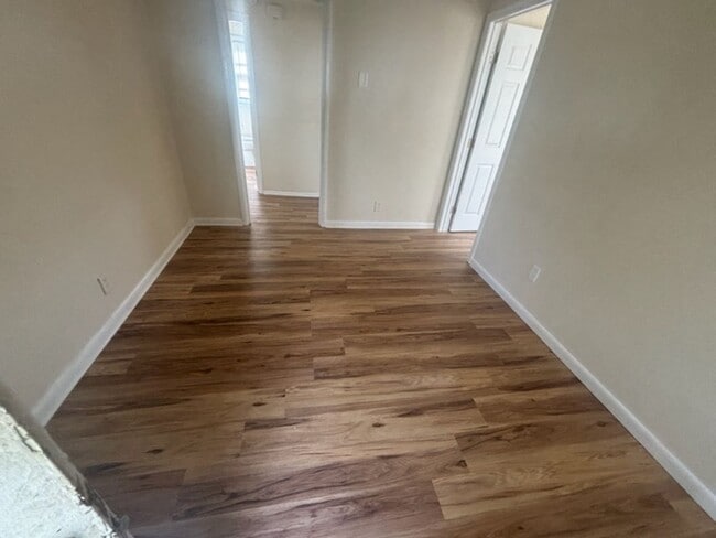 Building Photo - Knoxville 37915 - 2 bedroom 2 bath - call Howard Grower 865-705-0969