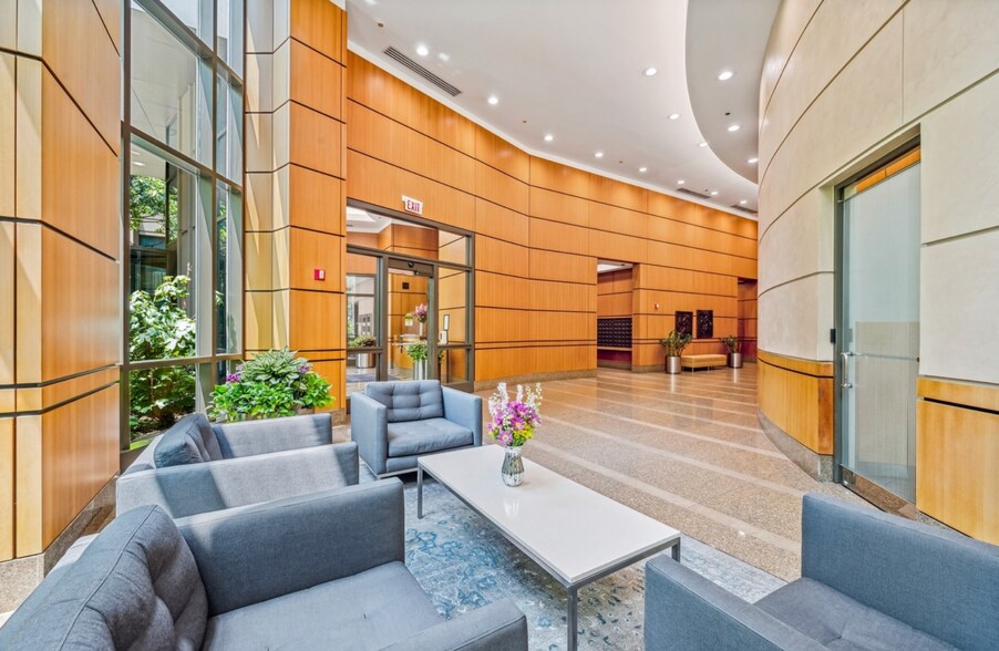 Building Photo - 400 N La Salle Dr