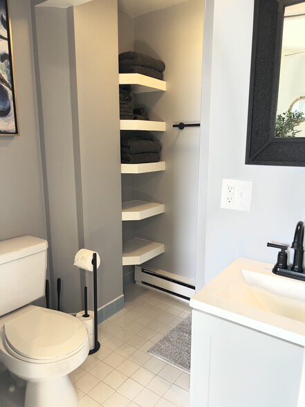 Studio Bathroom - 283 Union St