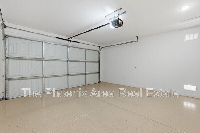 Building Photo - 40643 W Shaver Dr