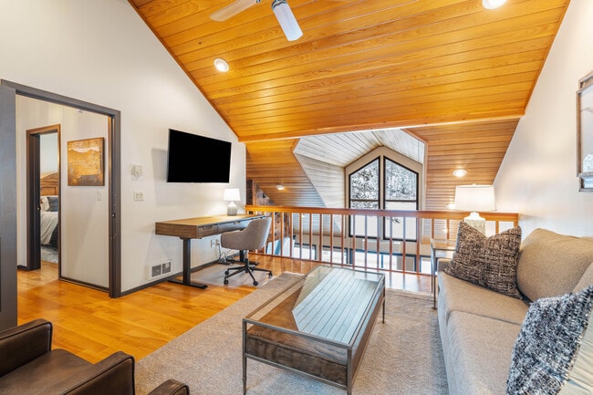 Building Photo - 181 Golf Terrace