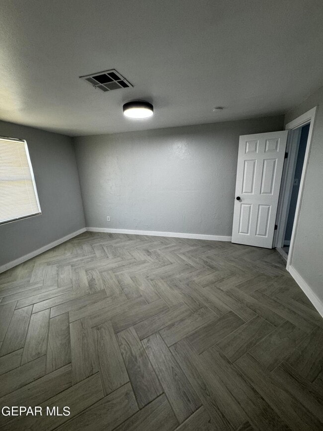 Building Photo - 10277 N Loop Dr