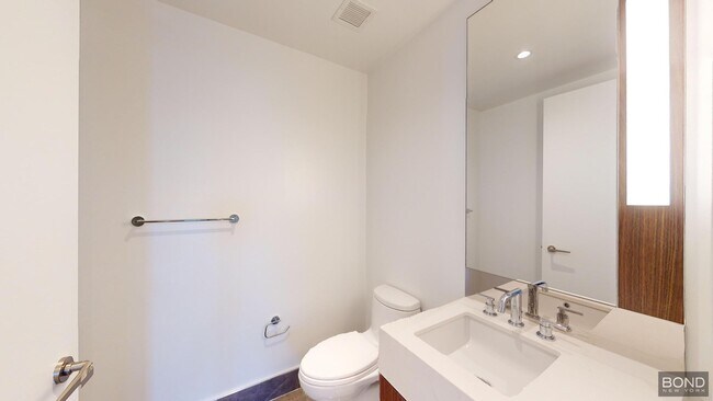 Building Photo - 635 W 59th St