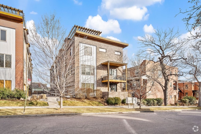 Building Photo - 3074 Wyandot St