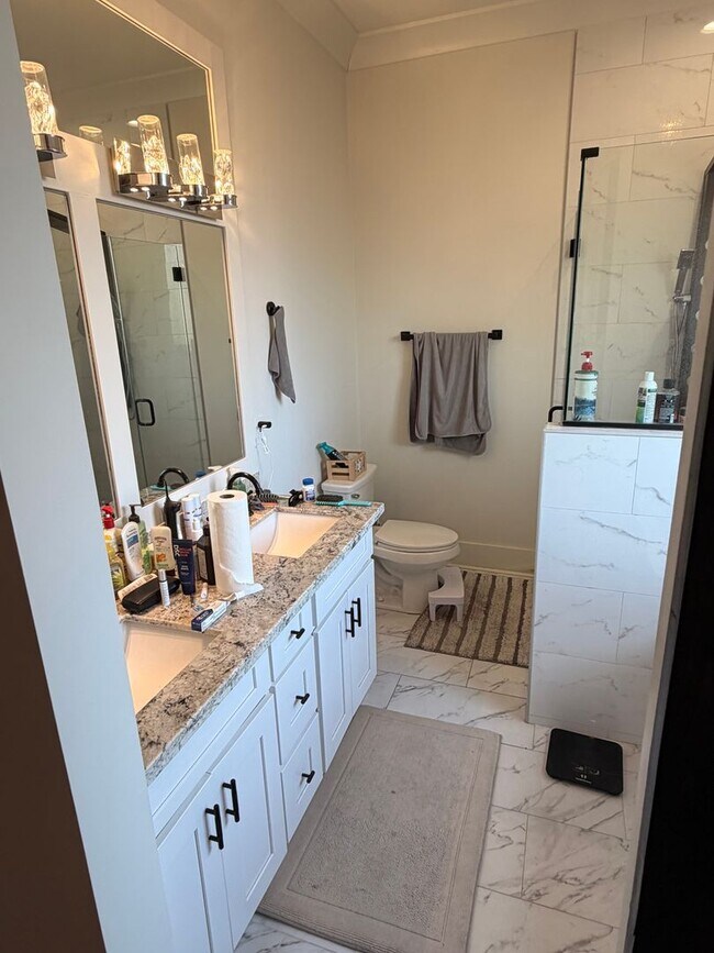 Building Photo - Gorgeous Single Family Home, 4BD/4BA with Large Backyard