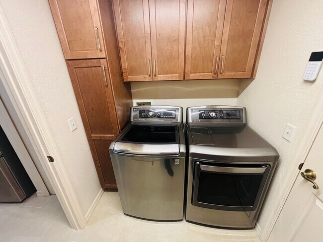 Building Photo - Furnished in gated 55+ golf community