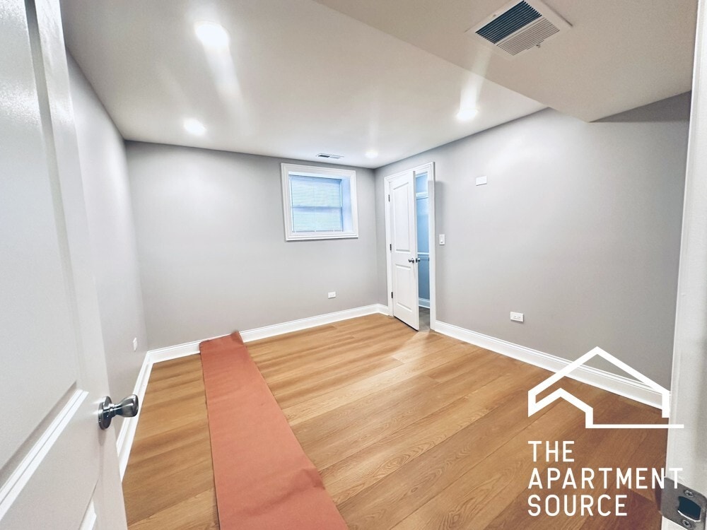 Building Photo - 905 W Agatite Ave