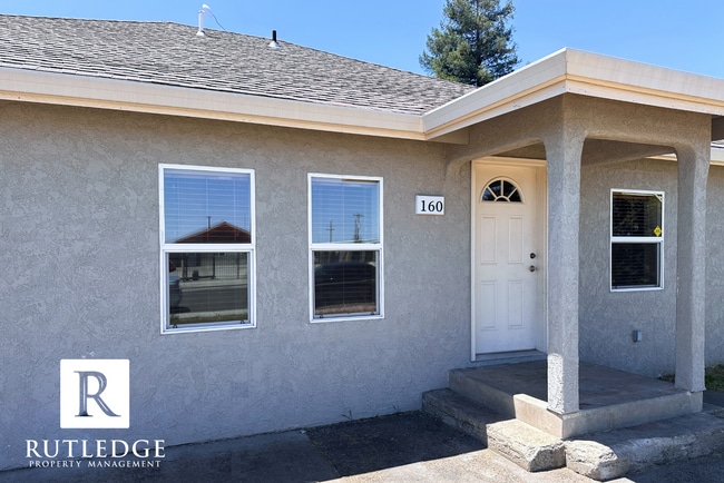 Building Photo - 3 Bedroom House in Central Point!
