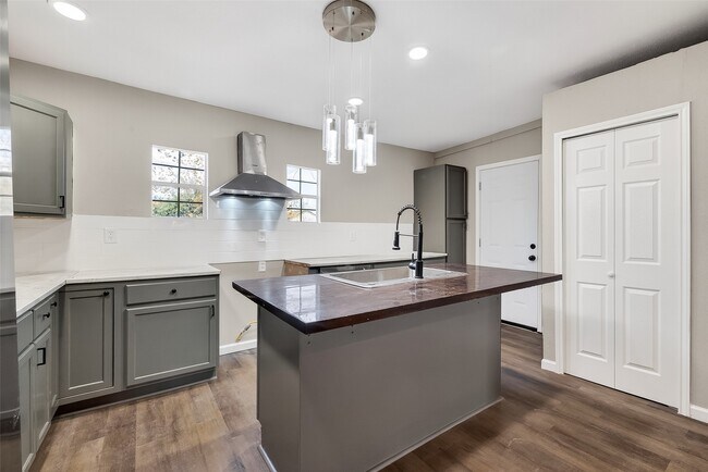 Building Photo - 7437 Bywood St