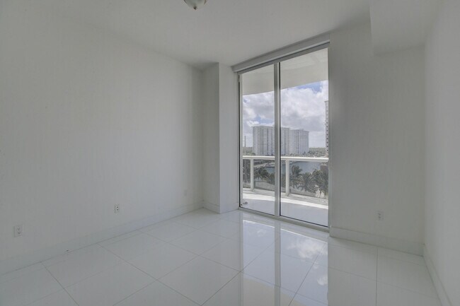 Building Photo - 15901 Collins Ave