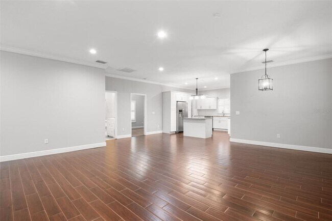 Building Photo - 260 SW Lincoln Cir N