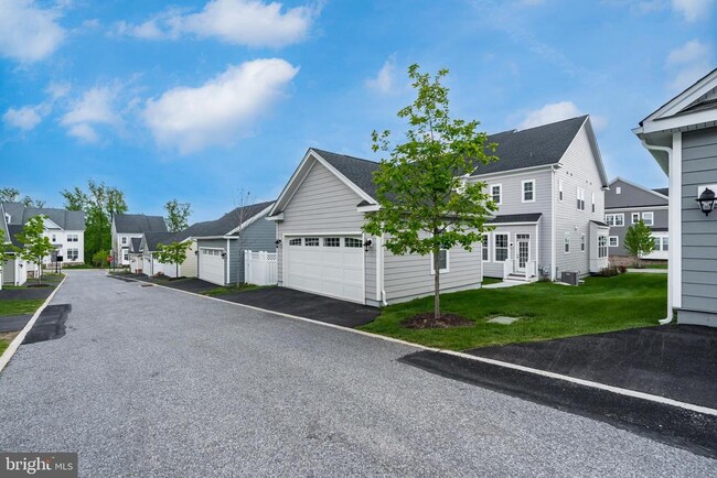 Building Photo - 155 Lotus Ln