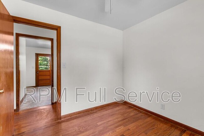 Building Photo - 570 Carol Dr
