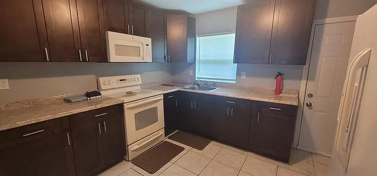 Building Photo - 2301 Juanita Ave