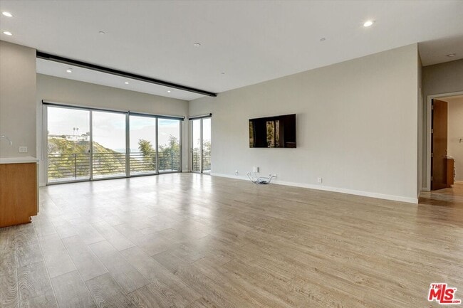 Building Photo - 3850 Rambla Orienta