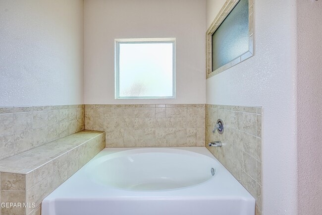 Building Photo - 5601 Valley Maple Dr
