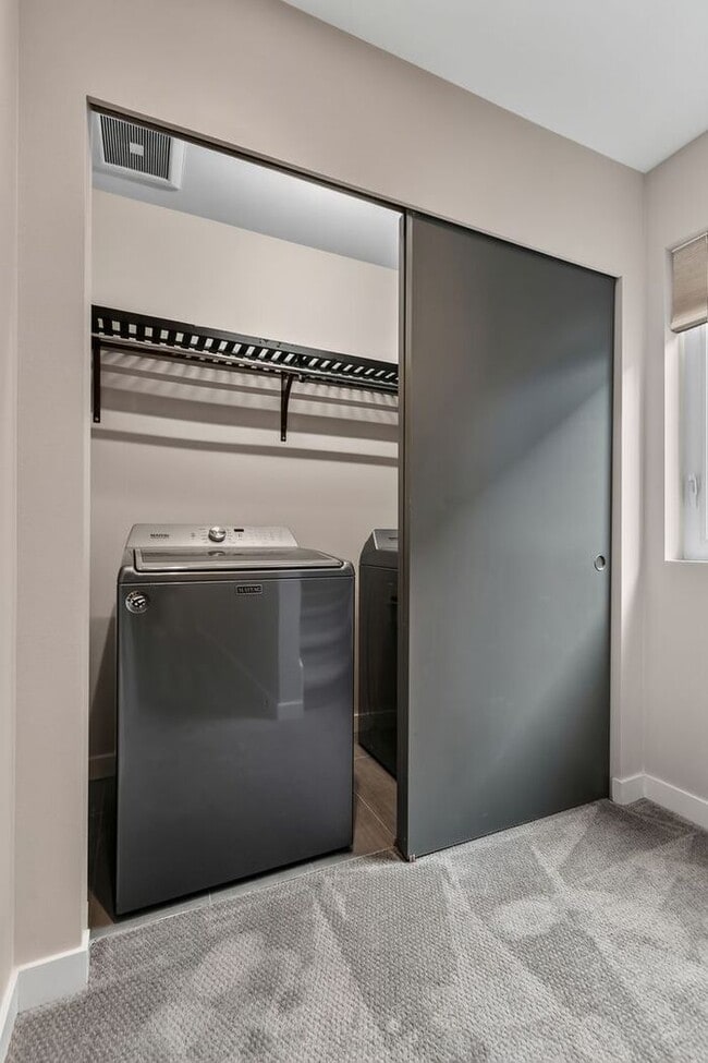 Building Photo - Stunning Standalone Townhome In Coveted Lincoln Park - Air Conditioned!