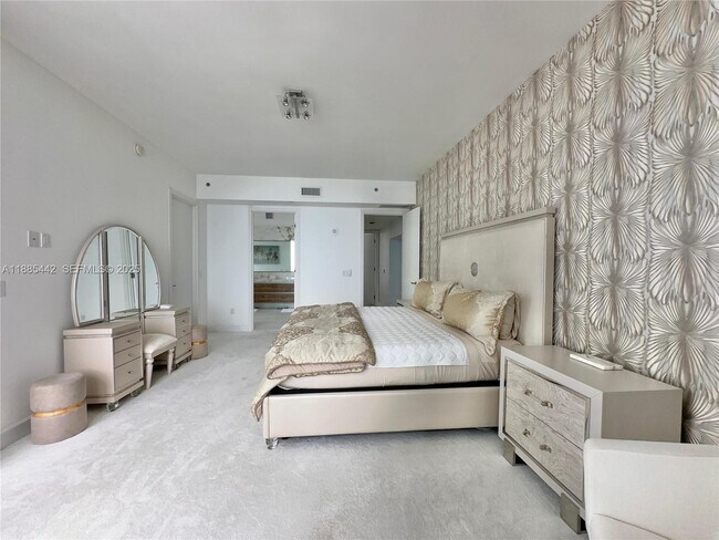 Building Photo - 15901 Collins Ave