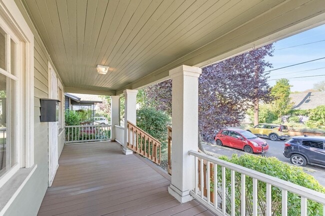 Building Photo - Cute 3-bdrm/2-bath vintage home—Nice fence...